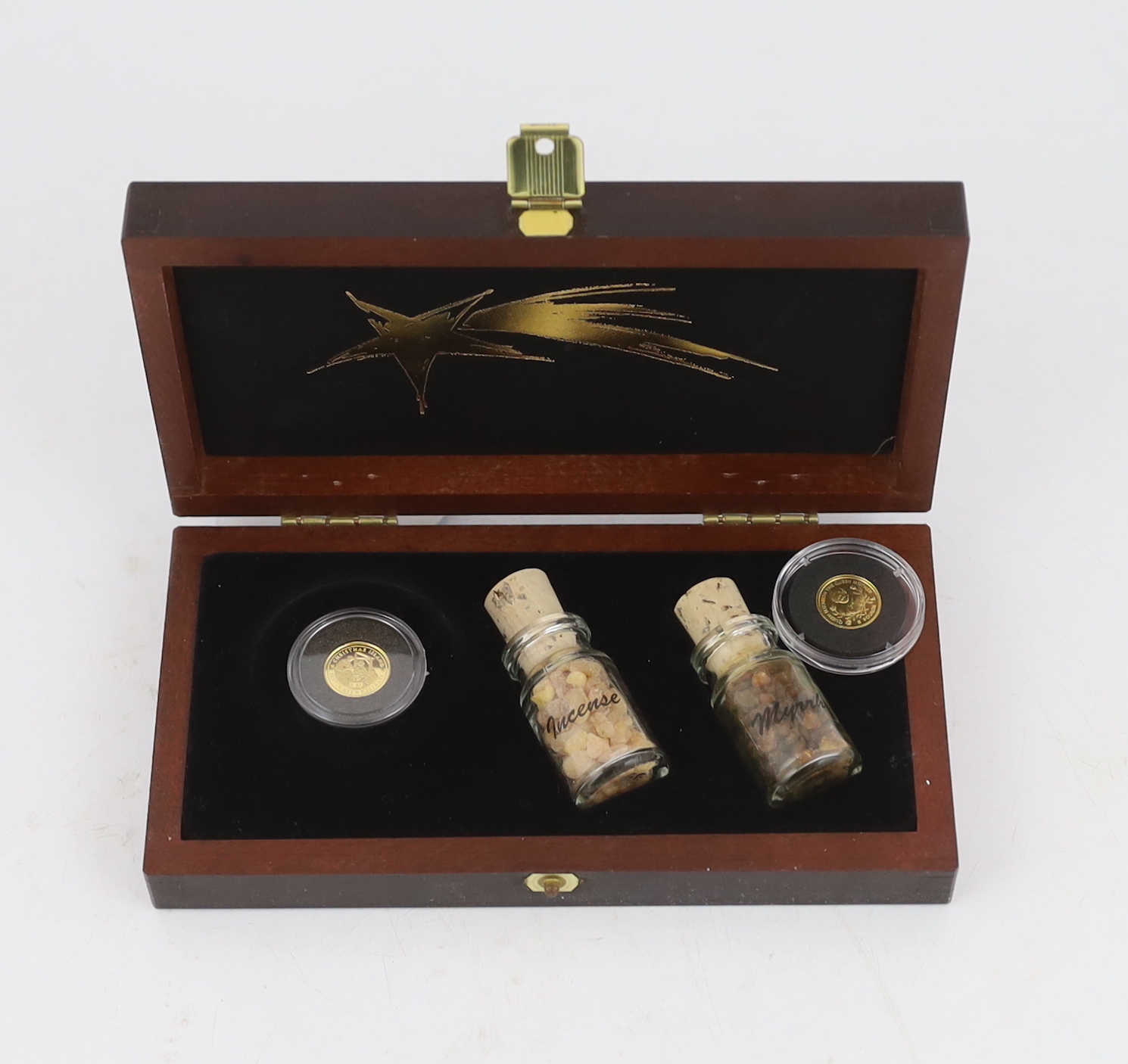Gold coins, Bailiwick of Guernsey 1998 gold £5 commemorating the Queen mother and Christmas Island Kiribati 1998 gold $10, latter cased